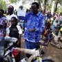 Remise de vélo au meilleur au CEP par Dr Dialla, Pdt de la cérémonie.